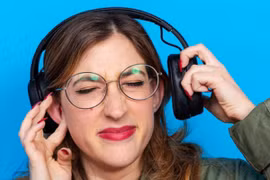Những tác hại không ngờ khi đeo tai nghe