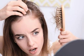 Dấu hiệu rụng tóc cảnh báo tuyến giáp có vấn đề