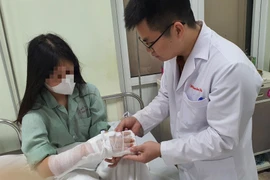 Bất cẩn cô gái 17 tuổi bị máy xay cắt 7 vết thương sâu tận gân 