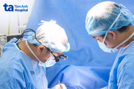 Bé trai bị thủng dạ dày, ói ra máu do nhiễm HP: phòng tránh thế nào?