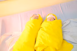 Hy hữu: Mẹ ung thư vú tái phát, vô sinh 13 năm sinh song thai