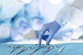 Trẻ 28 ngày tuổi phải cắt bỏ tinh hoàn do không được xử trí kịp thời