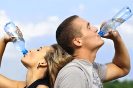 Bác sĩ chỉ rõ uống nước nửa ngày không buồn tiểu là tốt hay xấu?