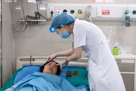 Bị bội nhiễm nghiêm trọng vì bị tự bôi dầu trị zona