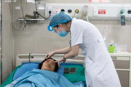 Bị bội nhiễm nghiêm trọng vì bị tự bôi dầu trị zona