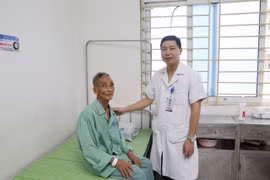 Bị khàn tiếng kéo dài, cụ ông bất ngờ phát hiện ung thư thanh quản