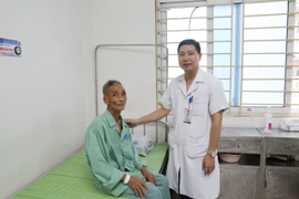 Bị khàn tiếng kéo dài, cụ ông bất ngờ phát hiện ung thư thanh quản