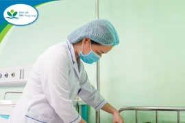 Chơi cầu thang trẻ ngã chấn thương thận độ IV