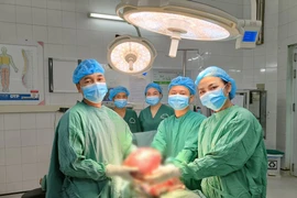 Hy hữu: Cắt khối u tinh hoàn khổng lồ nặng hơn 4kg