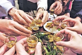 Lạm dụng rượu bia nam thanh niên bị xơ gan, loạn thần