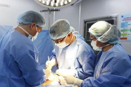 Lắc vòng giảm béo khiến u quái buồng trứng “khủng” vỡ tràn ổ bụng