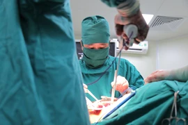 Phẫu thuật lấy khối u phổi “khủng” nặng 3kg