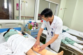 Cô gái 16 tuổi 8 năm đau khớp vì bệnh lý hiếm gặp