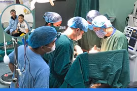 Cứu sống bệnh nhi vỡ phổi do tường đè sập lên ngực