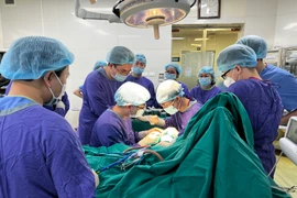 Trẻ 21 tháng đứt rời tay phải vì máy dập nắp cốc tại quán gia đình