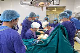 Trẻ 21 tháng đứt rời tay phải vì máy dập nắp cốc tại quán gia đình