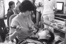 PGS.TS. Nguyễn Thị Ngọc Dinh thăm khám cho bệnh nhân