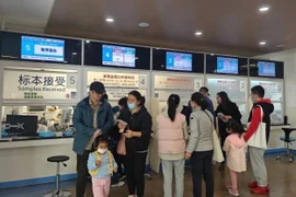 Cha mẹ đưa con đến gặp bác sĩ tại một bệnh viện ở Thượng Hải, Trung Quốc, ngày 14/11/2023. Ảnh: Future Publishing/Getty Images.