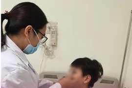 Trẻ 10 tuổi gãy xương mũi vì chơi đồ long đao