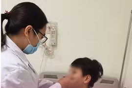 Trẻ 10 tuổi gãy xương mũi vì chơi đồ long đao