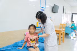 Bé 7 tuổi tổn thương thận, viêm khớp vì cha mẹ chủ quan với dị ứng