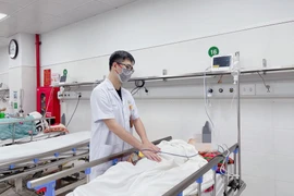 BS Phạm Hiếu Tâm, khoa Phẫu thuật Tiêu hóa, Bệnh viện HN Việt Đức đang thăm khám cho bệnh nhân