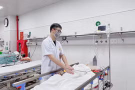 BS Phạm Hiếu Tâm, khoa Phẫu thuật Tiêu hóa, Bệnh viện HN Việt Đức đang thăm khám cho bệnh nhân