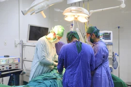 Cắt hàng nghìn polyp đại trực tràng ung thư cho cô gái 33 tuổi