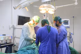 Cắt hàng nghìn polyp đại trực tràng ung thư cho cô gái 33 tuổi