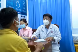 Các bác sĩ bệnh viện Chợ Rẫy tư vấn cho bệnh nhân bị tinh hoàn ẩn