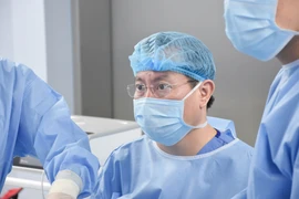 PGS.TS Nguyễn Anh Tuấn và kíp phẫu thuật