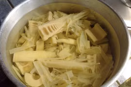 Uống nước măng chua, một người hôn mê thở máy