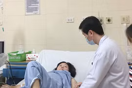 THS. BSCKI Hà Hải Nam thăm khám cho bệnh nhân sau phẫu thuật