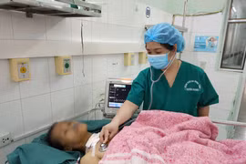 Phẫu thuật lấy bướu cổ khổng lồ nặng gần 2kg