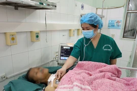 Phẫu thuật lấy bướu cổ khổng lồ nặng gần 2kg