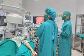 Nội soi ngược dòng lấy 20 viên sỏi không cần phẫu thuật