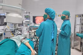 Nội soi ngược dòng lấy 20 viên sỏi không cần phẫu thuật