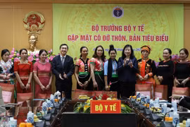 Xây dựng chính sách đãi ngộ với cô đỡ thôn bản