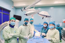 Can thiệp nội mạch cứu sản phụ nhau cài răng lược xuyên thấu tử cung