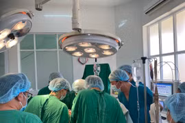 Đi cắt cỏ người đàn ông bị lưỡi dao gãy đâm xuyên lồng ngực nguy kịch