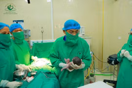 Hơn 3 tháng giữ thai cho sản phụ mang song thai, 1 thai sẩy tuần 24