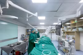 Các y bác sĩ Bệnh viện Hữu nghị Việt Tiệp tiến hành can thiệp cho người bệnh 