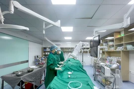 Các y bác sĩ Bệnh viện Hữu nghị Việt Tiệp tiến hành can thiệp cho người bệnh 