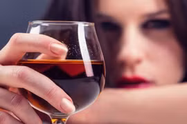 Bác sĩ chỉ rõ 10 nguy cơ chính do lạm dụng rượu gây ra