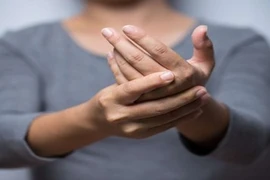 Cách khắc phục và phòng tránh thương tích tê tay chân do hóa trị