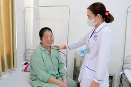 Trợt loét rỉ mủ toàn thân do tắm lá chữa bệnh