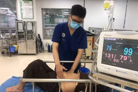 Thủng tá tràng vì uống cả vỏ thuốc