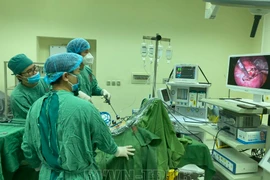 Ăn 5 quả hồng, phụ nữ 37 tuổi bị tắc ruột do u bã thức ăn