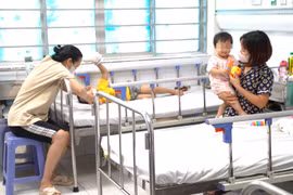 1200 trẻ mắc tay chân miệng nhập viện: bác sĩ chỉ dấu hiệu bệnh trở nặng