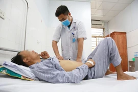 Đau bụng, tức ngực người đàn ông bất ngờ phát hiện nhão cơ hoành hiếm gặp